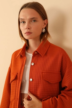 Bir model, Kaktus Moda toptan giyim markasının 24272 - Jacket - Cinnamon toptan Ceket ürününü sergiliyor.