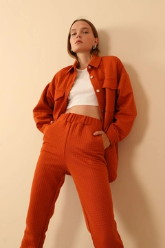 Una modella di abbigliamento all'ingrosso indossa 24272 - Jacket - Cinnamon, vendita all'ingrosso turca di Giacca di Kaktus Moda