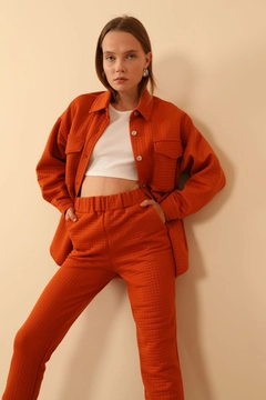 Una modella di abbigliamento all'ingrosso indossa 24272 - Jacket - Cinnamon, vendita all'ingrosso turca di Giacca di Kaktus Moda