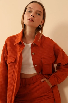 Ein Bekleidungsmodell aus dem Großhandel trägt 24272 - Jacket - Cinnamon, türkischer Großhandel Jacke von Kaktus Moda
