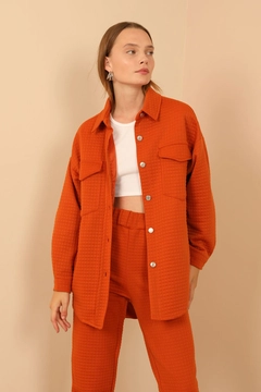 Ένα μοντέλο χονδρικής πώλησης ρούχων φοράει 24272 - Jacket - Cinnamon, τούρκικο Μπουφάν χονδρικής πώλησης από Kaktus Moda