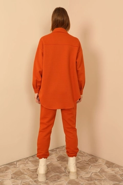 Ένα μοντέλο χονδρικής πώλησης ρούχων φοράει 24272 - Jacket - Cinnamon, τούρκικο Μπουφάν χονδρικής πώλησης από Kaktus Moda
