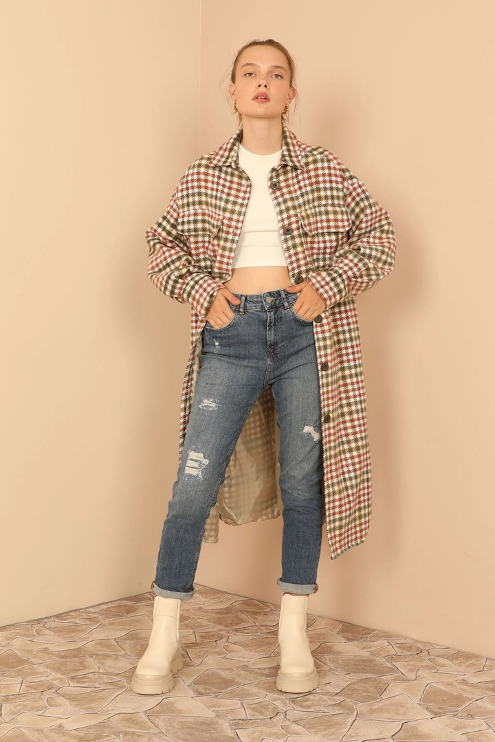 Una modella di abbigliamento all'ingrosso indossa 24287 - Plaid Jacket - Beige, vendita all'ingrosso turca di Giacca di Kaktus Moda