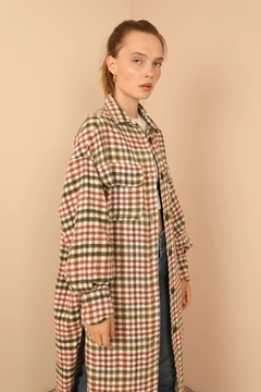 Una modella di abbigliamento all'ingrosso indossa 24287 - Plaid Jacket - Beige, vendita all'ingrosso turca di Giacca di Kaktus Moda