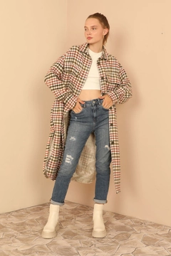 Ein Bekleidungsmodell aus dem Großhandel trägt 24287 - Plaid Jacket - Beige, türkischer Großhandel Jacke von Kaktus Moda