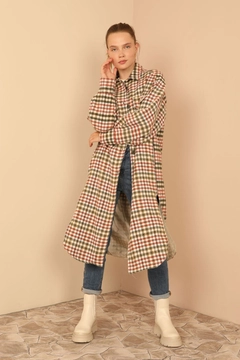 A wholesale clothing model wears 24287 - Plaid Jacket - Beige, Turkish wholesale Jacket of Kaktus Moda