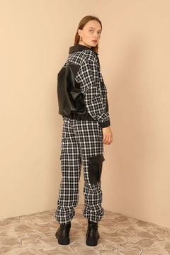 Ένα μοντέλο χονδρικής πώλησης ρούχων φοράει 24339 - Jacket - Black, τούρκικο Μπουφάν χονδρικής πώλησης από Kaktus Moda