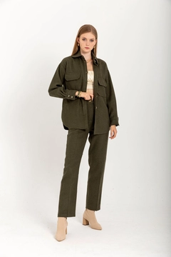 Una modella di abbigliamento all'ingrosso indossa 24373 - Pants - Khaki, vendita all'ingrosso turca di Pantaloni di Kaktus Moda