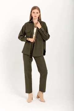 Bir model, Kaktus Moda toptan giyim markasının 24373 - Pants - Khaki toptan Pantolon ürününü sergiliyor.