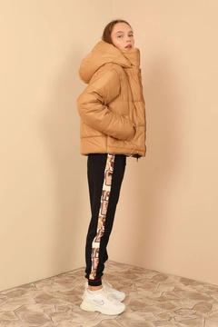 Bir model, Kaktus Moda toptan giyim markasının 24473 - Coat - Beige toptan Kaban ürününü sergiliyor.