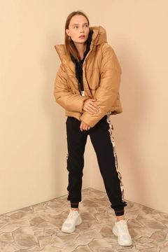 Una modella di abbigliamento all'ingrosso indossa 24473 - Coat - Beige, vendita all'ingrosso turca di Cappotto di Kaktus Moda