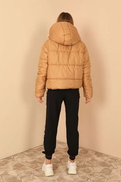 Bir model, Kaktus Moda toptan giyim markasının 24473 - Coat - Beige toptan Kaban ürününü sergiliyor.