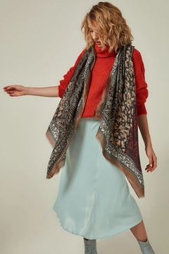 Bir model, Kaktus Moda toptan giyim markasının 24545 - Shawl - Mink toptan Şal ürününü sergiliyor.