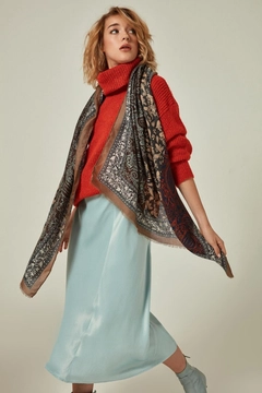 Una modella di abbigliamento all'ingrosso indossa 24545 - Shawl - Mink, vendita all'ingrosso turca di Scialle di Kaktus Moda