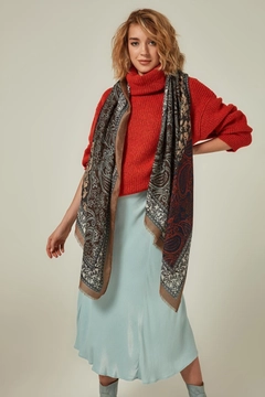 A wholesale clothing model wears 24545 - Shawl - Mink, Turkish wholesale Shawl of Kaktus Moda