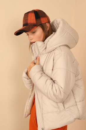 A model wears 25319 - Coat - Stone, wholesale Coat of Kaktus Moda to display at Lonca