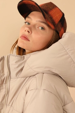 Bir model, Kaktus Moda toptan giyim markasının 25319 - Coat - Stone toptan Kaban ürününü sergiliyor.
