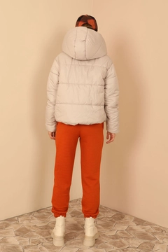 Ένα μοντέλο χονδρικής πώλησης ρούχων φοράει 25319 - Coat - Stone, τούρκικο Σακάκι χονδρικής πώλησης από Kaktus Moda