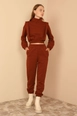 Un mannequin de vêtements en gros porte 25323-tracksuit-brown,  en gros de  en provenance de Turquie