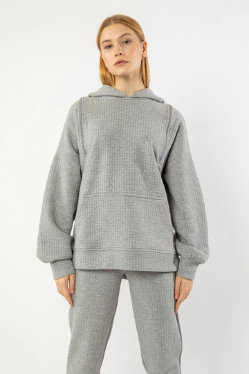 Ein Bekleidungsmodell aus dem Großhandel trägt  Sweatshirt - Grau
, türkischer Großhandel Kapuzenpulli von Kaktus Moda