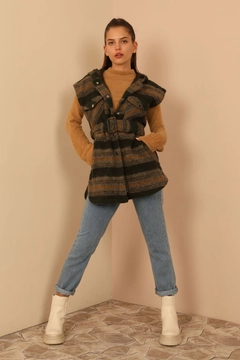 Bir model, Kaktus Moda toptan giyim markasının 26495 - Vest - Mink toptan Yelek ürününü sergiliyor.