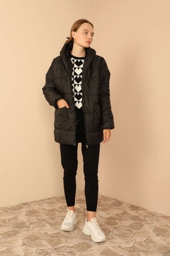Ένα μοντέλο χονδρικής πώλησης ρούχων φοράει 26496 - Coat - Black, τούρκικο Σακάκι χονδρικής πώλησης από Kaktus Moda