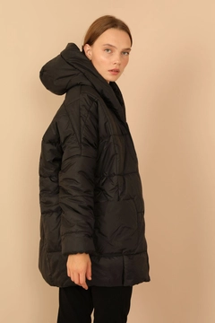 Ένα μοντέλο χονδρικής πώλησης ρούχων φοράει 26496 - Coat - Black, τούρκικο Σακάκι χονδρικής πώλησης από Kaktus Moda