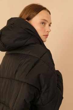 Bir model, Kaktus Moda toptan giyim markasının 26496 - Coat - Black toptan Kaban ürününü sergiliyor.