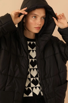 Hurtowa modelka nosi 26496 - Coat - Black, turecka hurtownia Płaszcz firmy Kaktus Moda