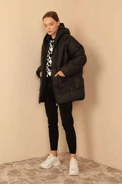 Una modelo de ropa al por mayor lleva 26496 - Coat - Black, Abrigo turco al por mayor de Kaktus Moda