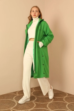 Ένα μοντέλο χονδρικής πώλησης ρούχων φοράει 26505 - Raincoat - Green, τούρκικο Αδιάβροχο χονδρικής πώλησης από Kaktus Moda