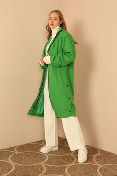Een kledingmodel uit de groothandel draagt 26505 - Raincoat - Green, Turkse groothandel Regenjas van Kaktus Moda