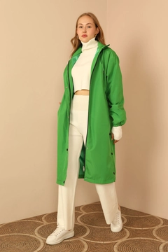 Una modelo de ropa al por mayor lleva 26505 - Raincoat - Green, Impermeable turco al por mayor de Kaktus Moda
