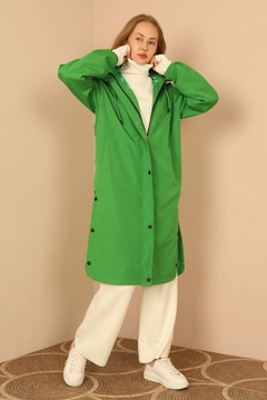 Una modella di abbigliamento all'ingrosso indossa 26505 - Raincoat - Green, vendita all'ingrosso turca di Impermeabile di Kaktus Moda