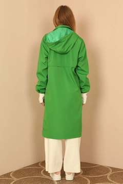 Una modella di abbigliamento all'ingrosso indossa 26505 - Raincoat - Green, vendita all'ingrosso turca di Impermeabile di Kaktus Moda