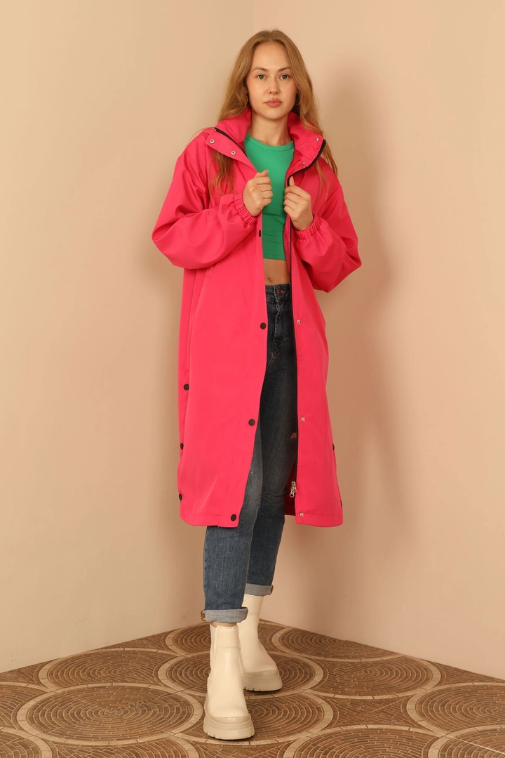 Un mannequin de vêtements en gros porte 26506 - Raincoat - Fuchsia, Manteau en gros de Kaktus Moda en provenance de Turquie