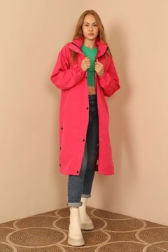 Una modella di abbigliamento all'ingrosso indossa 26506 - Raincoat - Fuchsia, vendita all'ingrosso turca di Cappotto di Kaktus Moda
