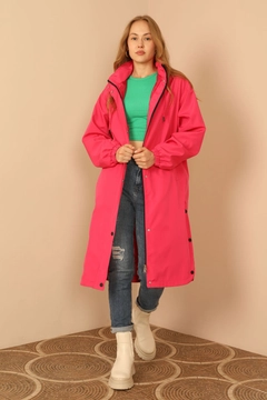 Una modelo de ropa al por mayor lleva 26506 - Raincoat - Fuchsia, Abrigo turco al por mayor de Kaktus Moda