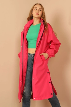 Un mannequin de vêtements en gros porte 26506 - Raincoat - Fuchsia, Manteau en gros de Kaktus Moda en provenance de Turquie