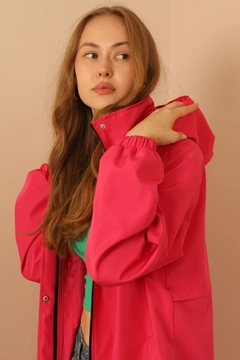Una modella di abbigliamento all'ingrosso indossa 26506 - Raincoat - Fuchsia, vendita all'ingrosso turca di Cappotto di Kaktus Moda