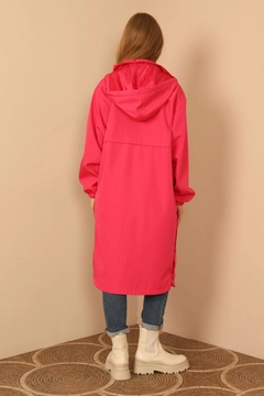Um modelo de roupas no atacado usa 26506 - Raincoat - Fuchsia, atacado turco Casaco de Kaktus Moda