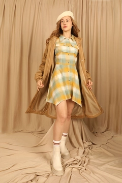 Una modella di abbigliamento all'ingrosso indossa 26507 - Raincoat - Tan, vendita all'ingrosso turca di Impermeabile di Kaktus Moda