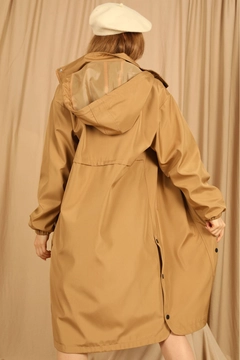 Una modella di abbigliamento all'ingrosso indossa 26507 - Raincoat - Tan, vendita all'ingrosso turca di Impermeabile di Kaktus Moda