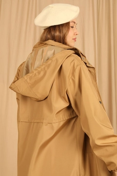 Bir model, Kaktus Moda toptan giyim markasının 26507 - Raincoat - Tan toptan Yağmurluk ürününü sergiliyor.