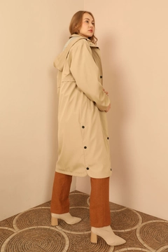Ein Bekleidungsmodell aus dem Großhandel trägt 26508 - Raincoat - Beige, türkischer Großhandel Regenmantel von Kaktus Moda