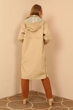 Una modella di abbigliamento all'ingrosso indossa 26508 - Raincoat - Beige, vendita all'ingrosso turca di Impermeabile di Kaktus Moda