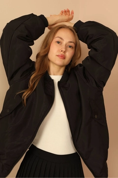Ένα μοντέλο χονδρικής πώλησης ρούχων φοράει 26509 - Jacket - Black, τούρκικο Μπουφάν χονδρικής πώλησης από Kaktus Moda
