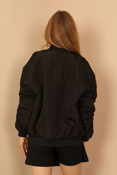 Una modella di abbigliamento all'ingrosso indossa 26509 - Jacket - Black, vendita all'ingrosso turca di Giacca di Kaktus Moda