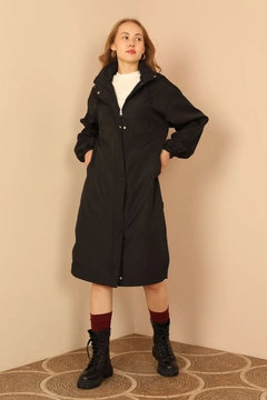 Bir model, Kaktus Moda toptan giyim markasının 26502 - Raincoat - Black toptan Yağmurluk ürününü sergiliyor.