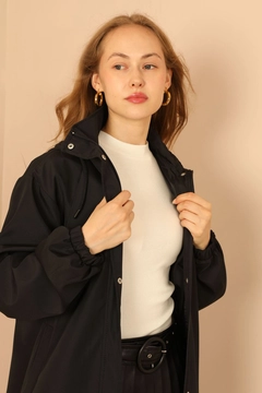 Una modelo de ropa al por mayor lleva 26502 - Raincoat - Black, Impermeable turco al por mayor de Kaktus Moda